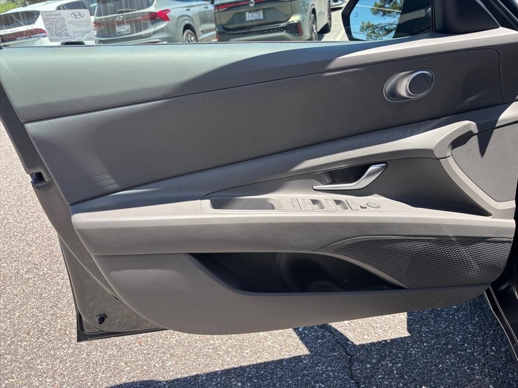 Used 2024 Hyundai Elantra SE FWD image 9