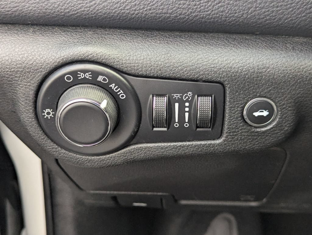 Used 2015 Chrysler 200 Limited w/ Convenience Group FWD image 31