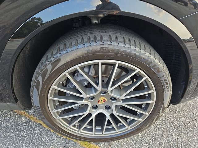 Used 2023 Porsche Cayenne Platinum Edition image 9