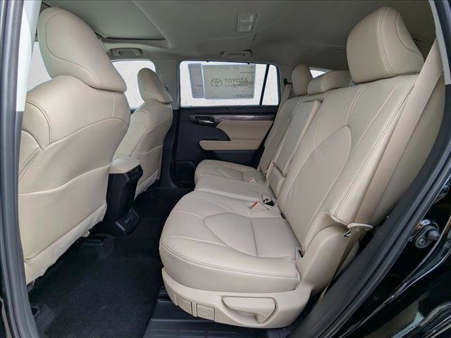 New 2025 Toyota Highlander Limited image 16
