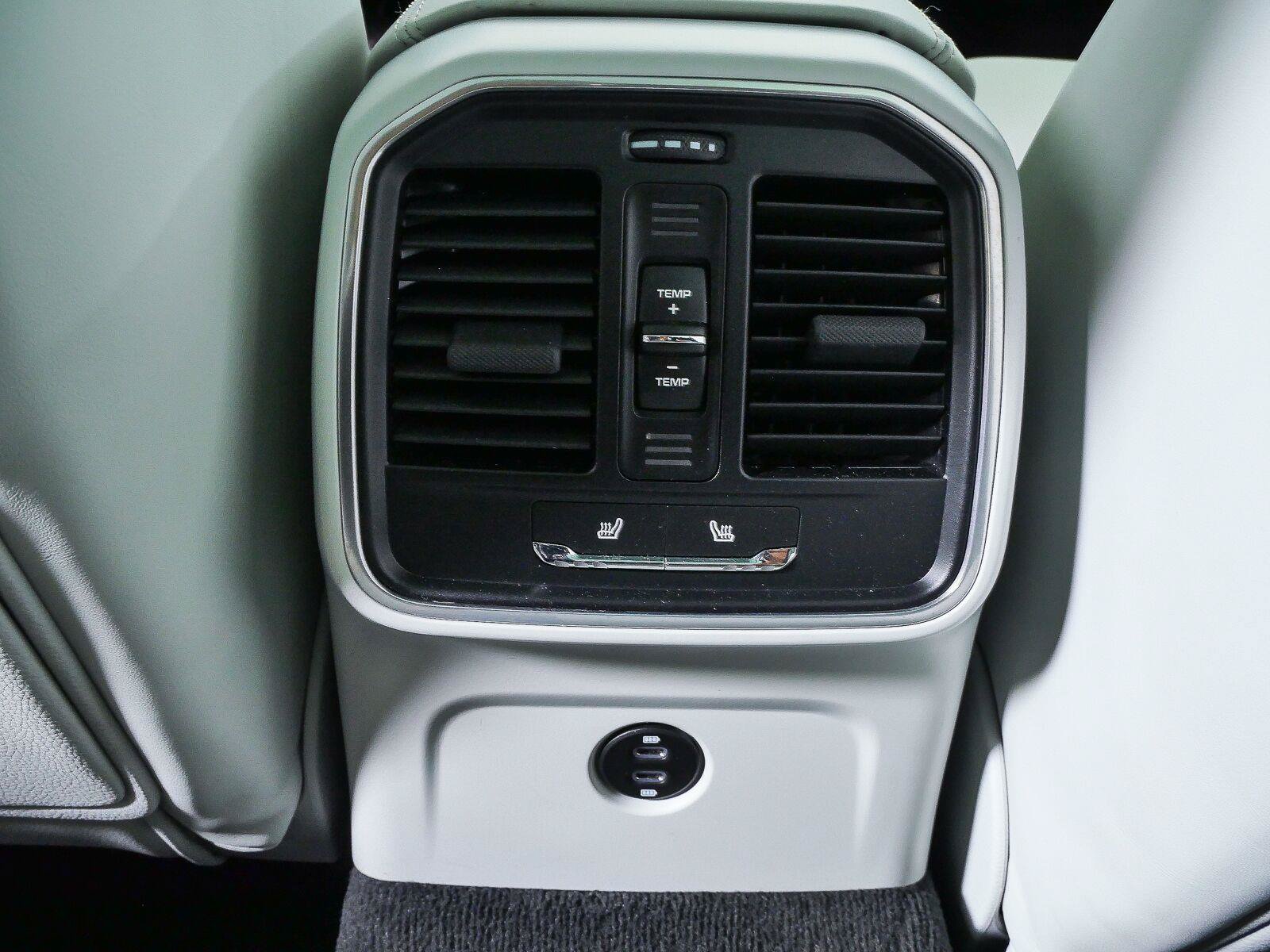 Certified 2024 Porsche Macan AWD/4WD image 18