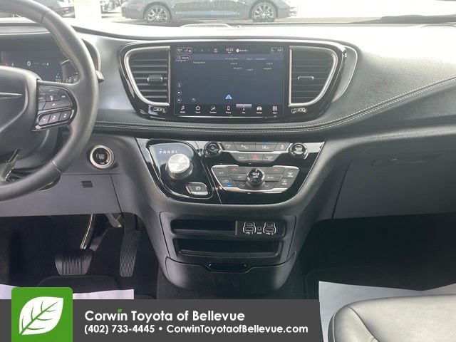 Used 2024 Chrysler Pacifica Select image 25