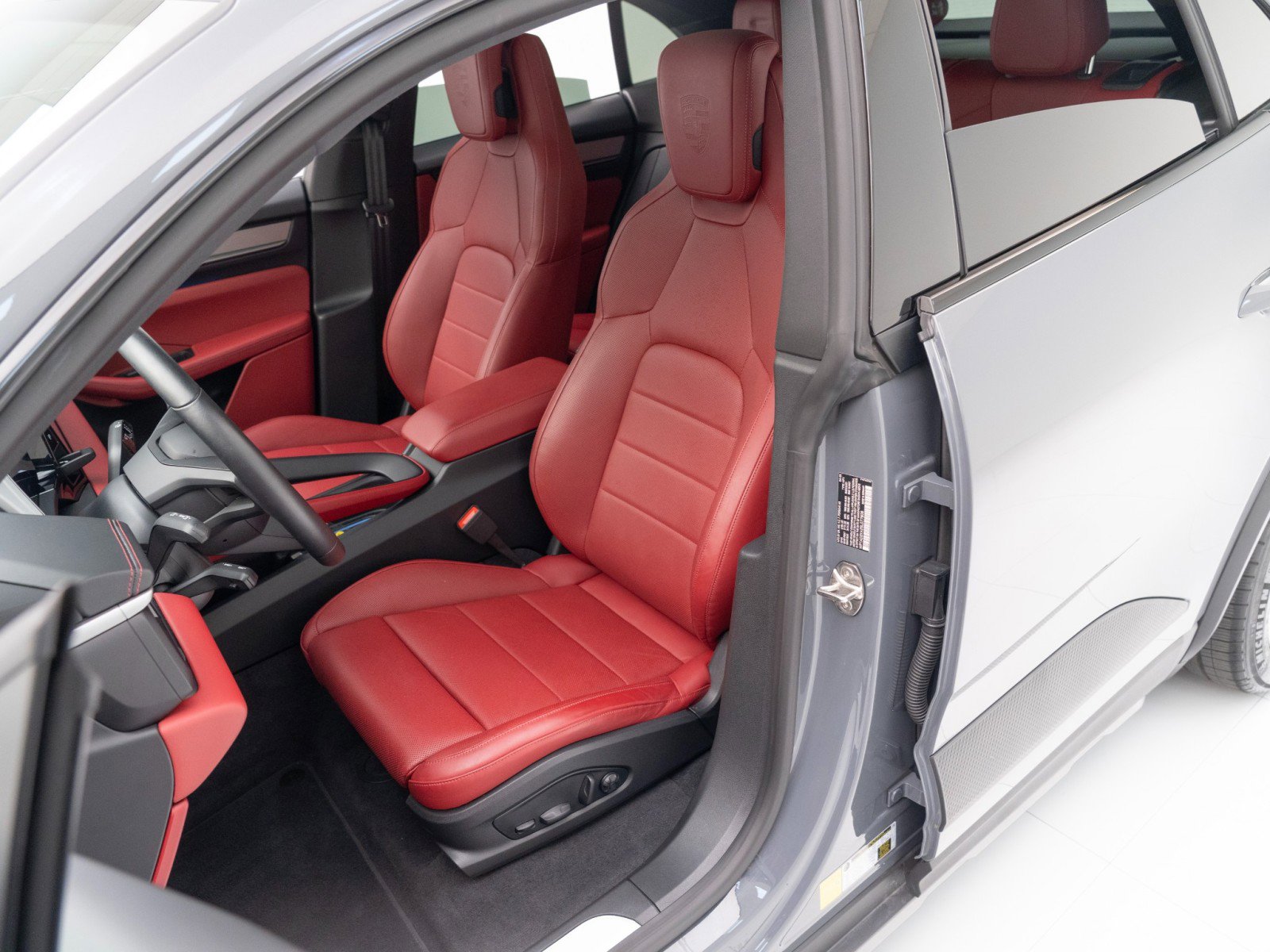 Certified 2025 Porsche Macan Electric image 5