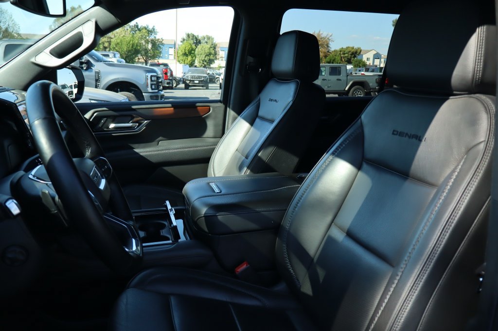 Used 2025 GMC Yukon XL Denali AWD/4WD image 19