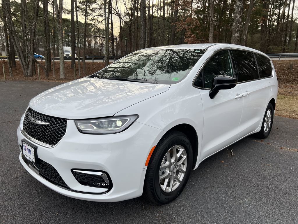 Used 2026 Chrysler Pacifica Select image 7