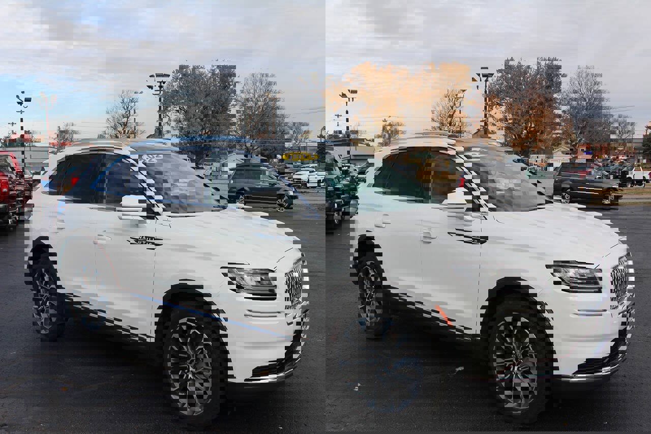 Used 2022 Lincoln Nautilus Reserve w/ Luxury Package image 2