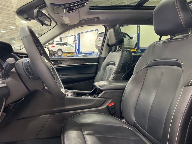 Used 2023 Jeep Grand Cherokee L Limited w/ Black Appearance Package AWD/4WD image 10