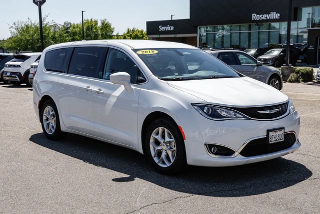 Used 2018 Chrysler Pacifica Touring Plus w/ Tire & Wheel Group FWD image 6