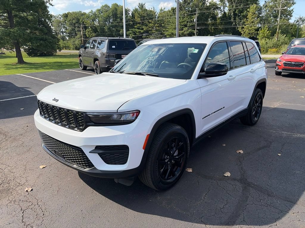 Used 2025 Jeep Grand Cherokee Altitude AWD/4WD image 2