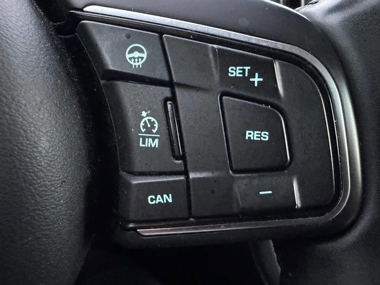 Used 2017 Jaguar F-PACE Premium image 17