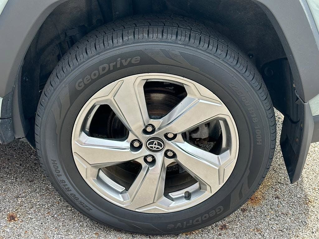 Certified 2021 Toyota RAV4 XLE Premium AWD/4WD image 29