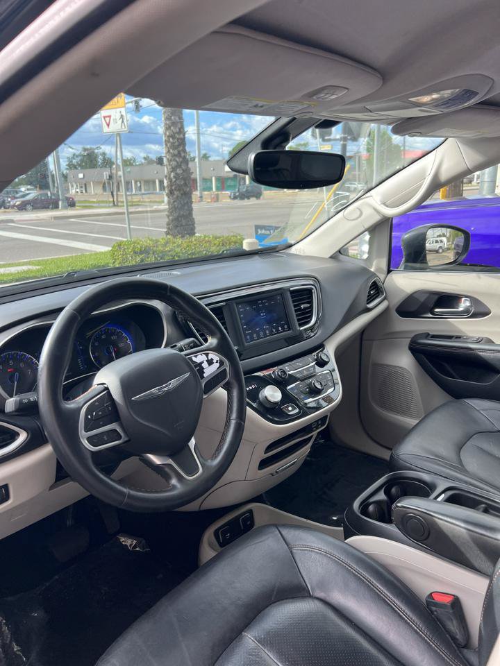 Used 2020 Chrysler Pacifica Touring-L FWD image 10