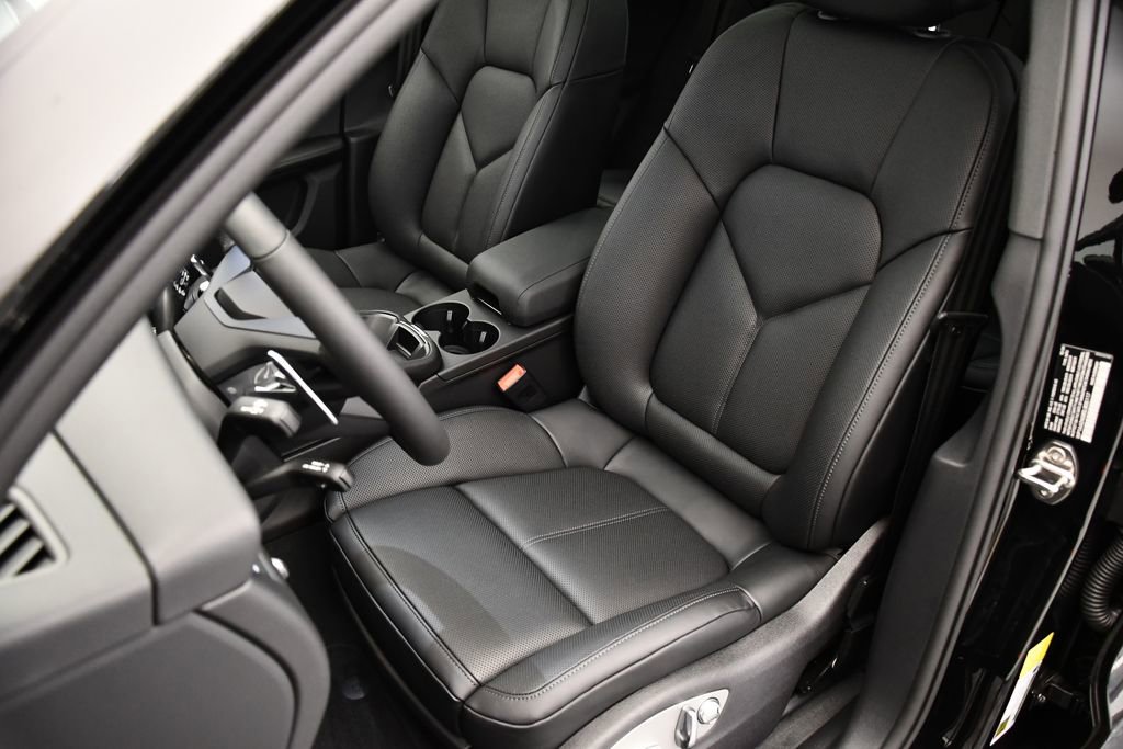 Used 2025 Porsche Macan image 37