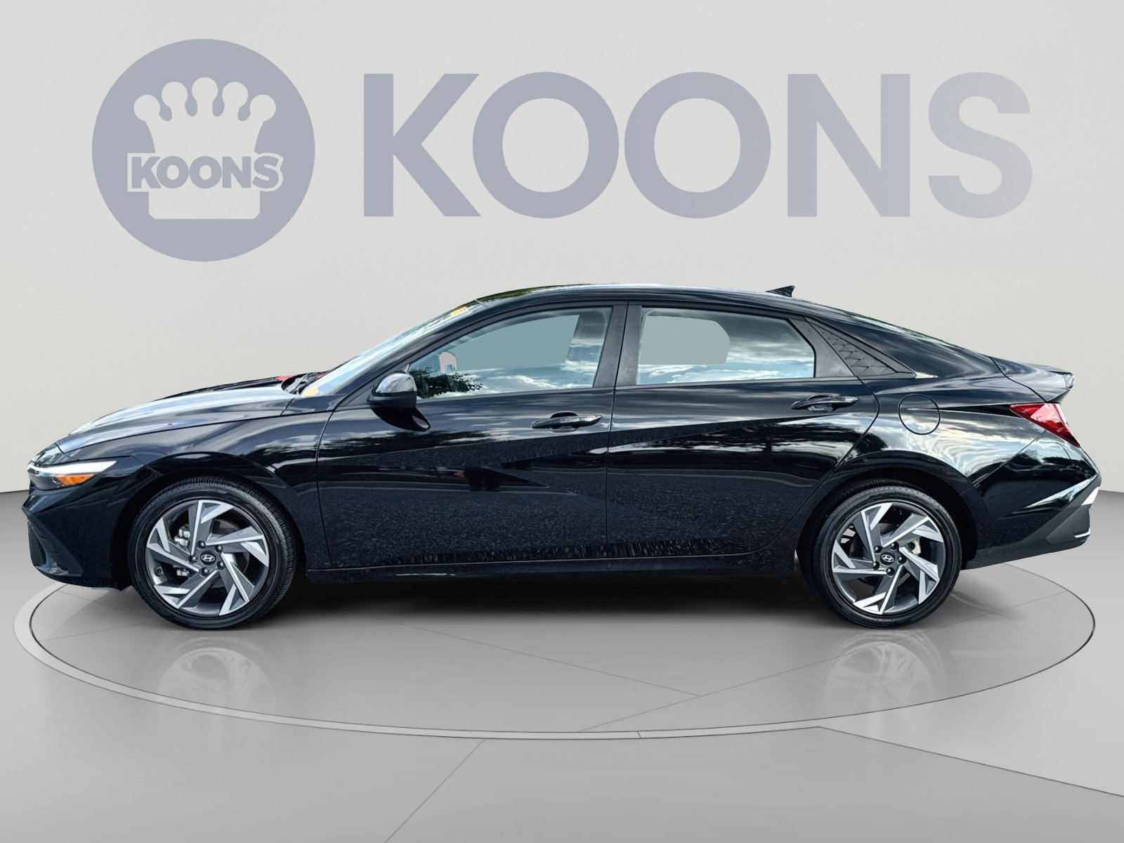 Used 2025 Hyundai Elantra Sport FWD image 2