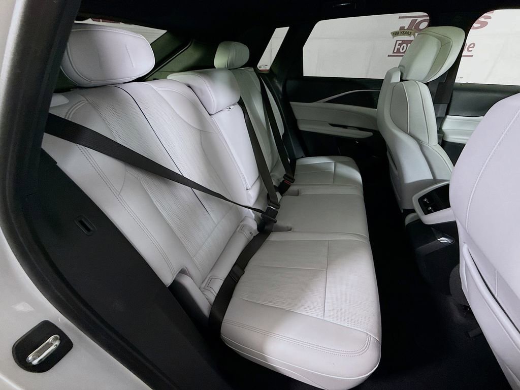 Used 2024 Cadillac Lyriq Luxury AWD/4WD image 31