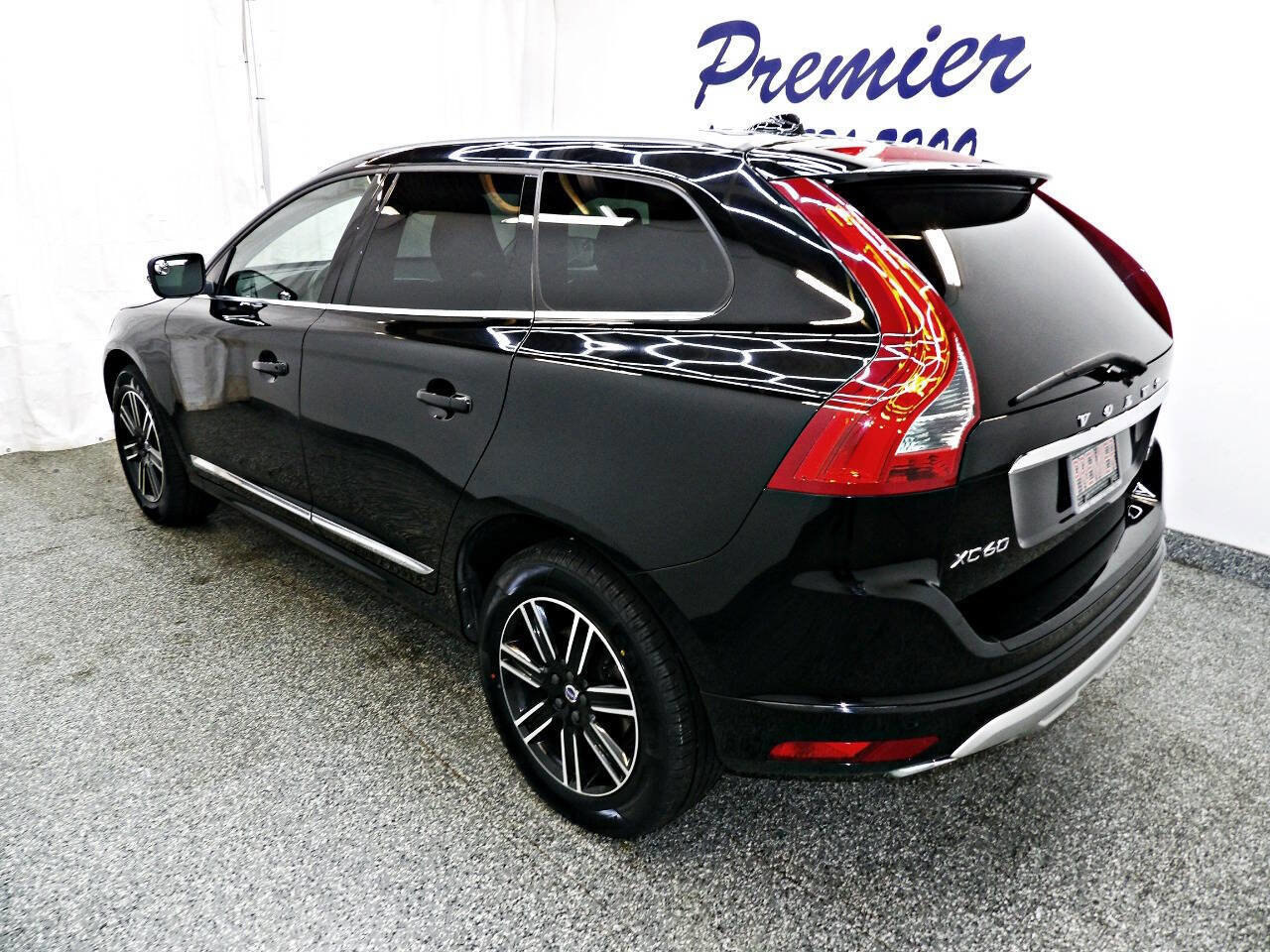 Used 2017 Volvo XC60 T5 Dynamic image 4