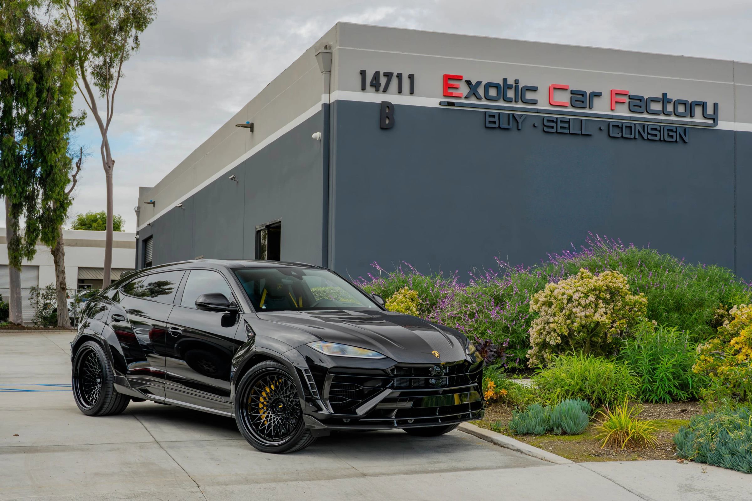 Used 2025 Lamborghini Urus SE image 1