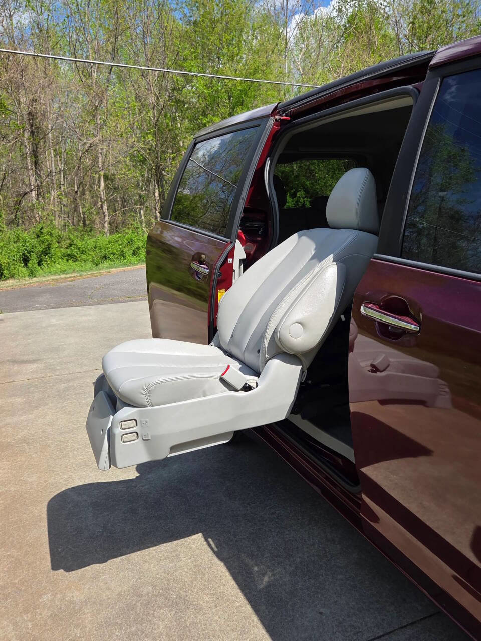 Used 2013 Toyota Sienna XLE image 23