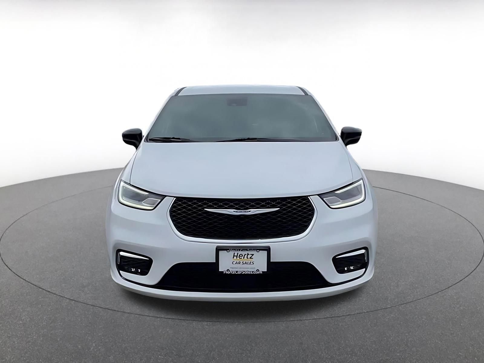 Used 2025 Chrysler Pacifica Select image 4