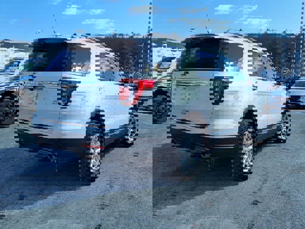 Used 2018 Ford Explorer XLT w/ Equipment Group 202A image 7