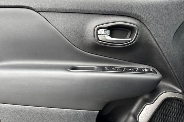 Used 2022 Jeep Renegade Latitude w/ Convenience Group image 11