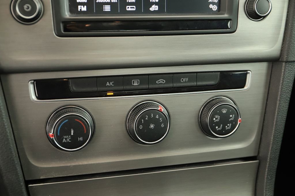 Used 2017 Volkswagen Golf S image 27