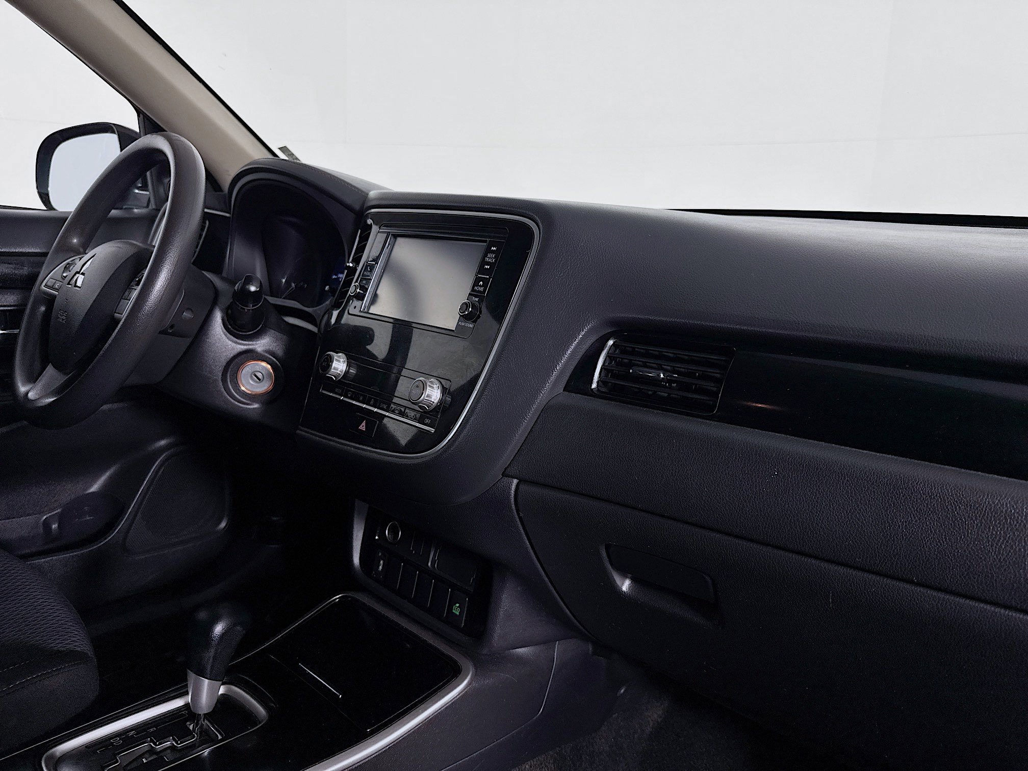 Used 2020 Mitsubishi Outlander ES image 39