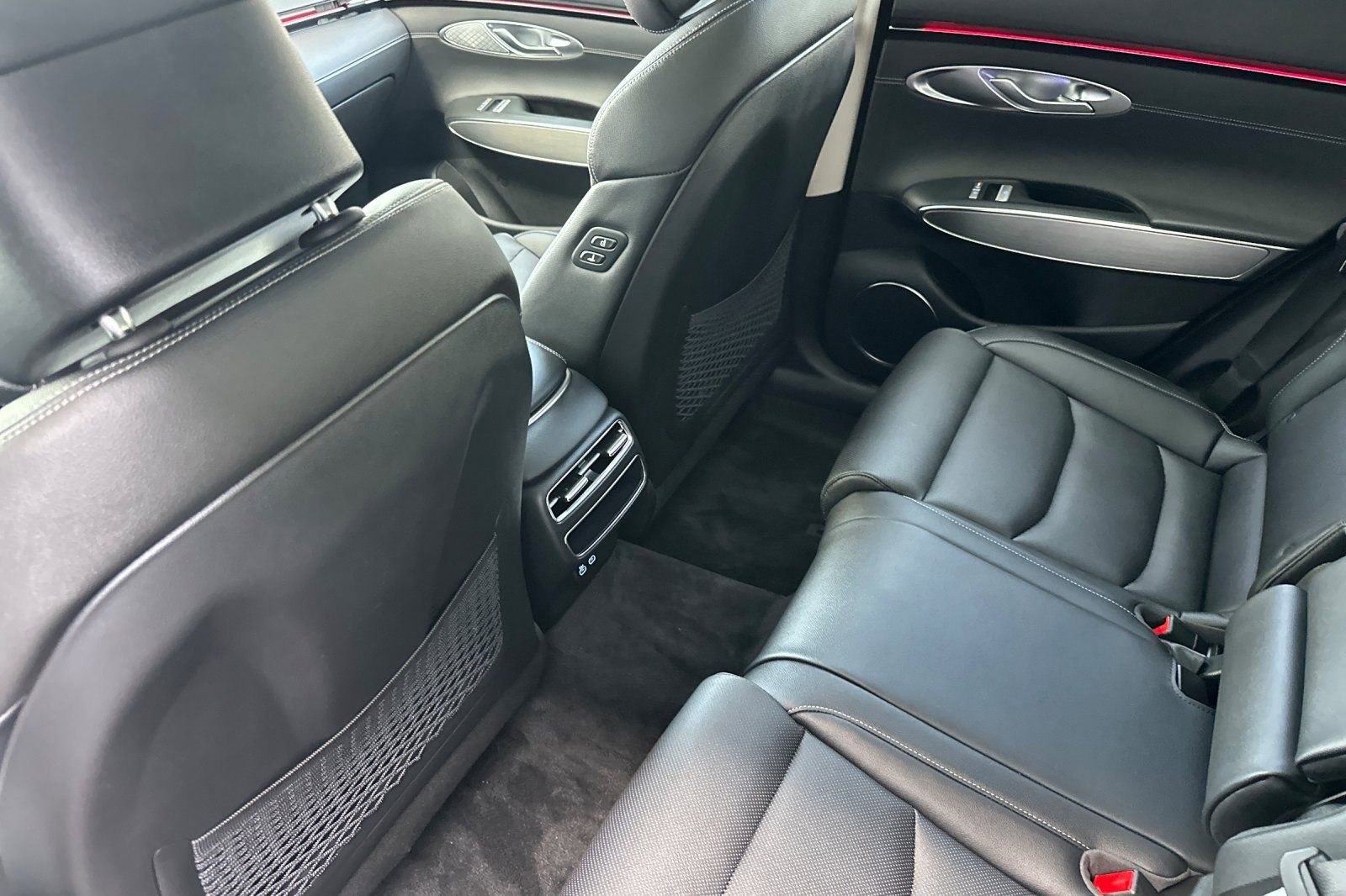 Used 2026 Genesis GV70 2.5T Select image 13