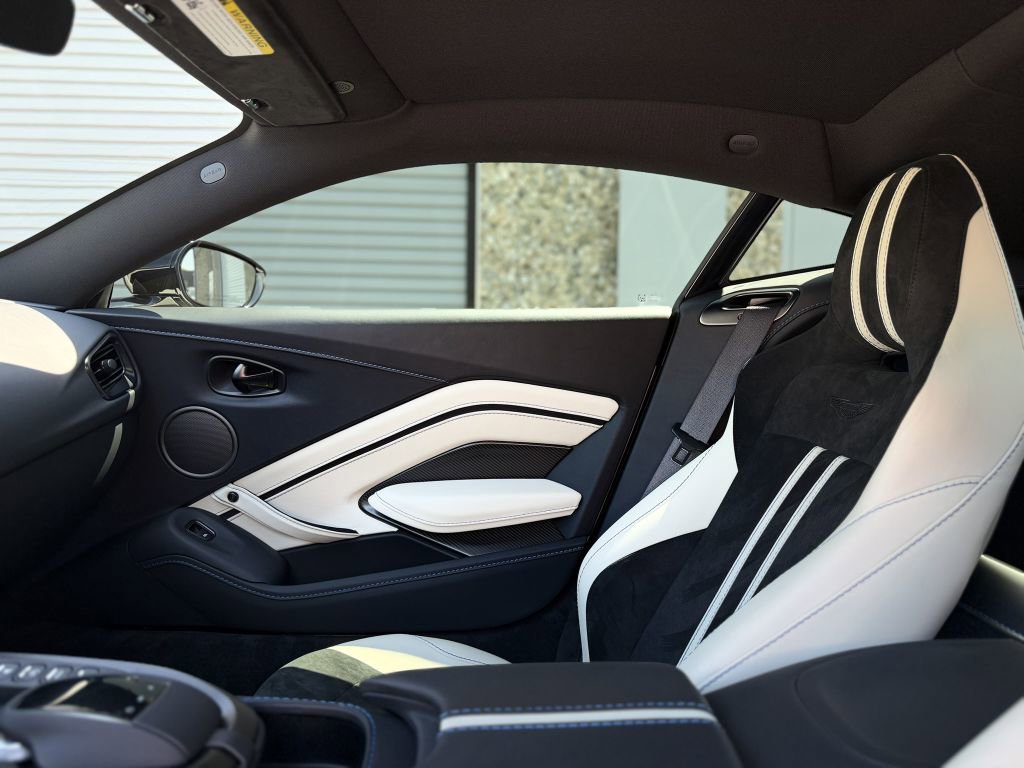 Used 2022 Aston Martin V8 Vantage Coupe RWD image 31