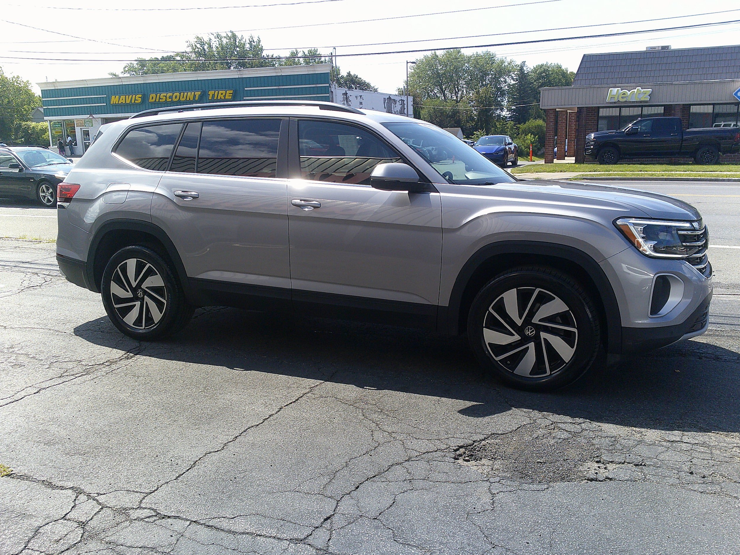 Used 2025 Volkswagen Atlas SE AWD/4WD image 7