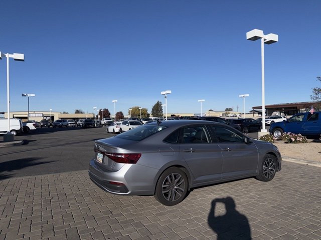 Used 2025 Volkswagen Jetta SE image 2