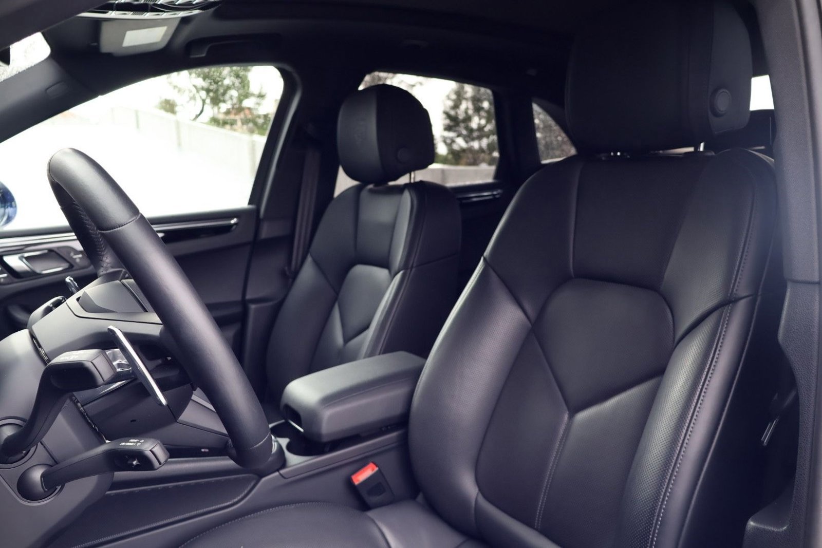 Certified 2025 Porsche Macan image 5