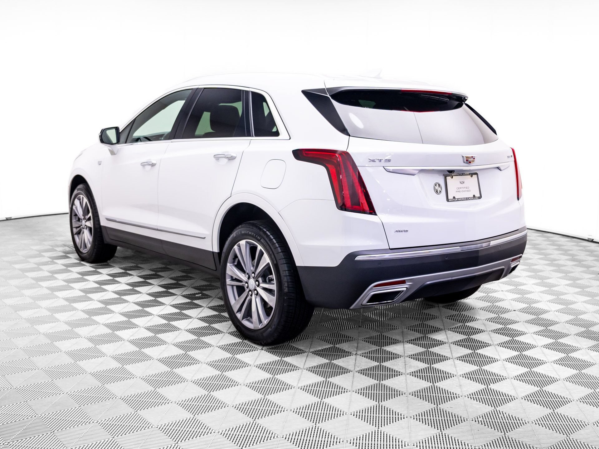 Certified 2025 Cadillac XT5 Premium Luxury AWD/4WD image 3