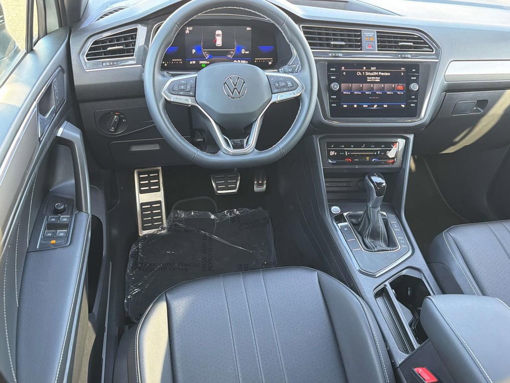 Used 2023 Volkswagen Tiguan SE R-Line image 9