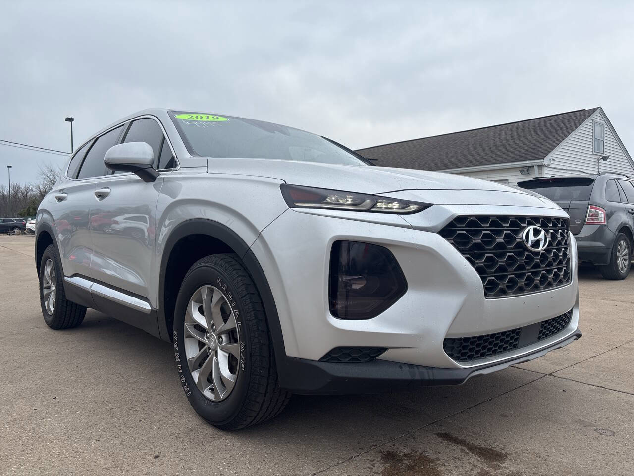 Used 2019 Hyundai Santa Fe SE image 1
