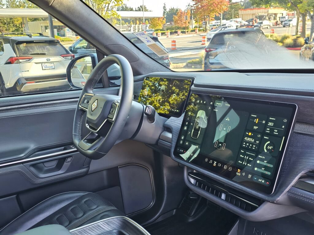 Used 2025 Rivian R1S Adventure Dual AWD/4WD image 29