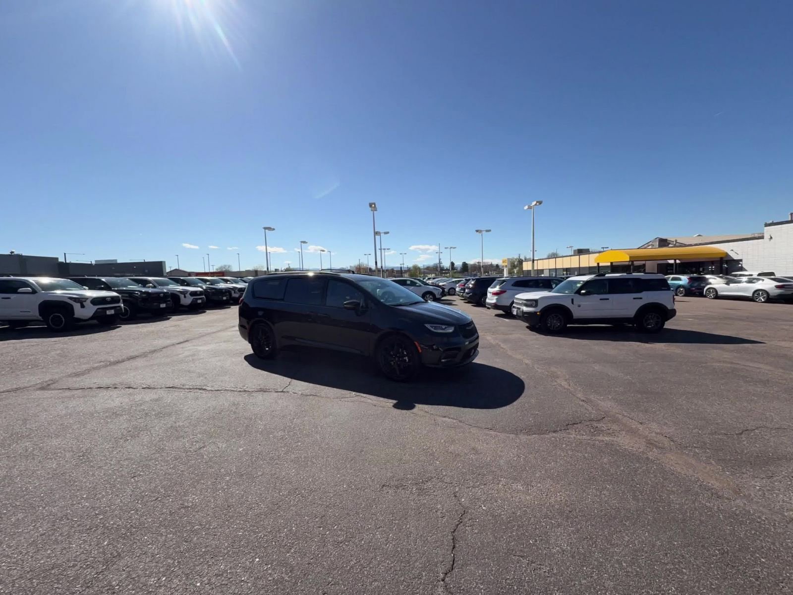 Used 2025 Chrysler Pacifica Limited image 12