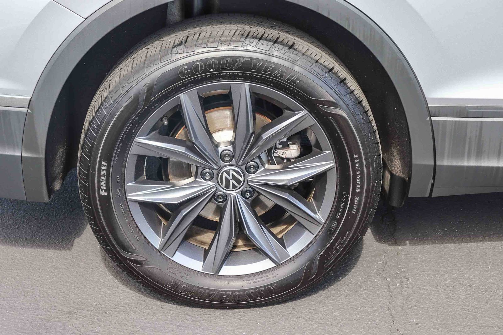 Used 2024 Volkswagen Tiguan SE FWD image 9