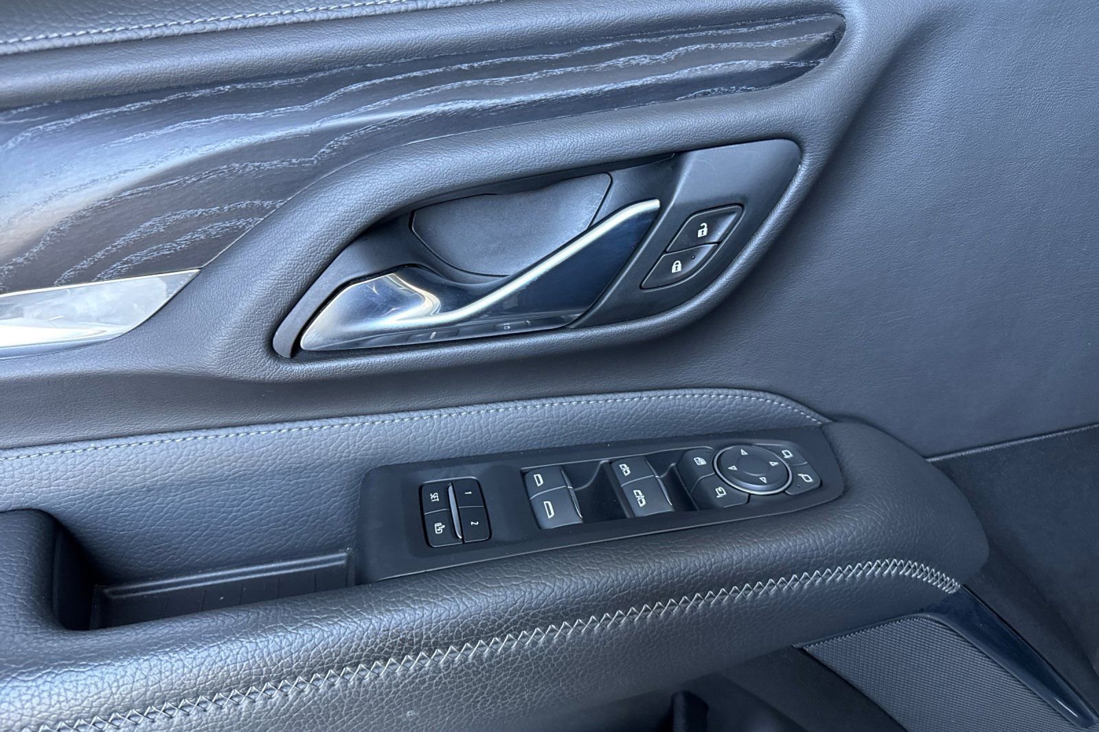 Used 2021 GMC Yukon XL Denali w/ Denali Premium Package image 11