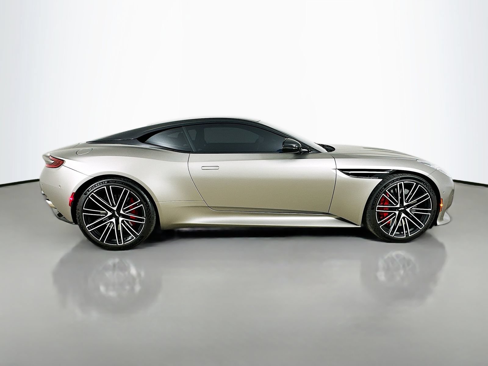 Used 2024 Aston Martin DB12 Coupe RWD image 4