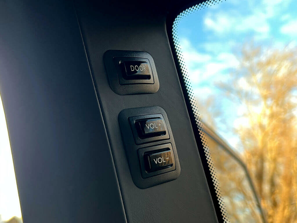 Used 2022 Rolls-Royce Cullinan Black Badge image 40