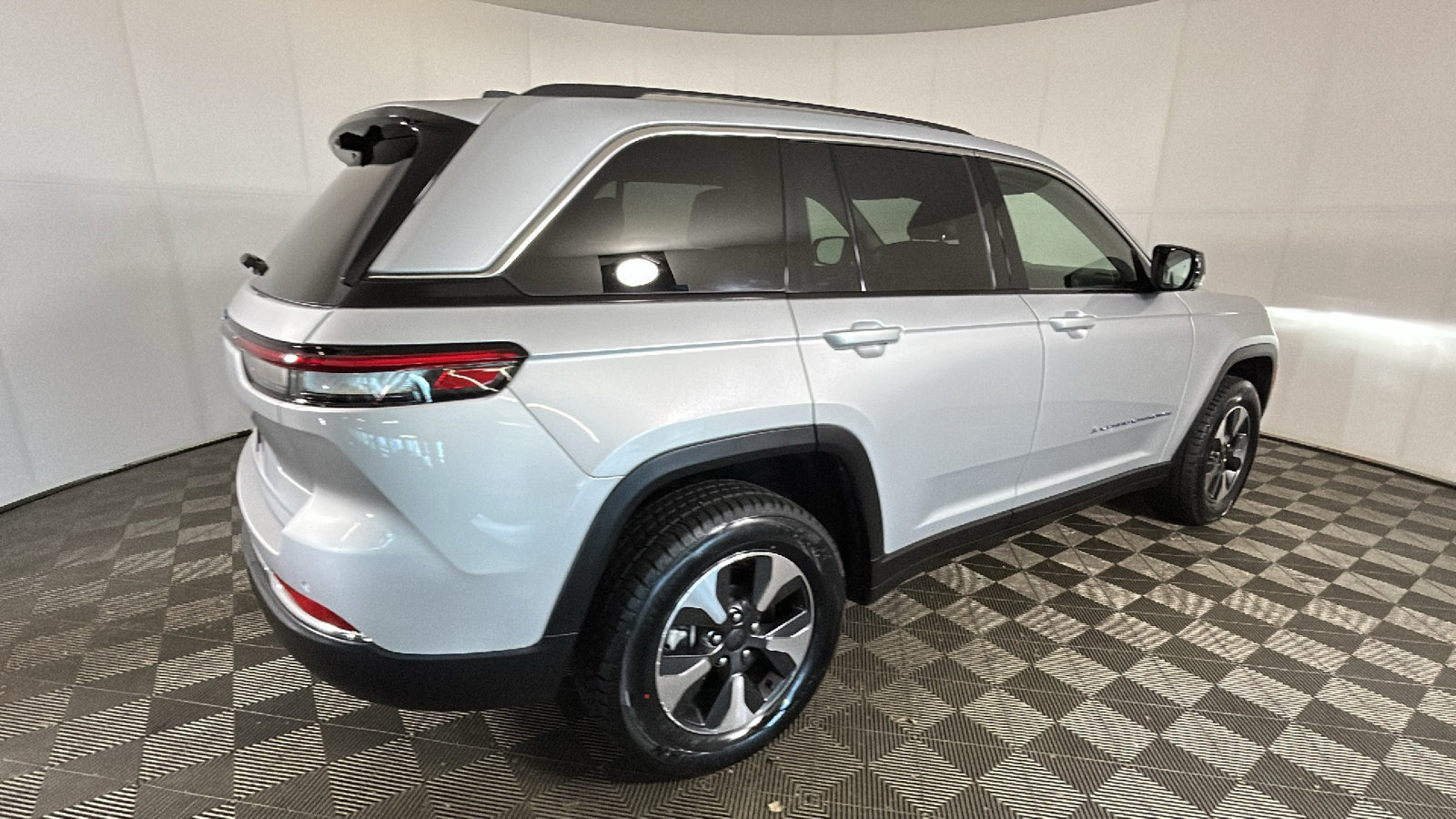 Used 2023 Jeep Grand Cherokee 4WD 4xe w/ Luxury Tech Group II image 3