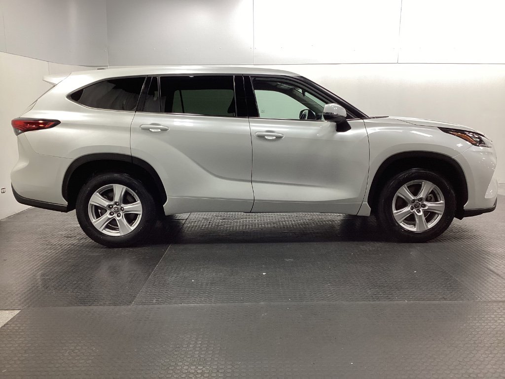 Used 2022 Toyota Highlander LE image 12