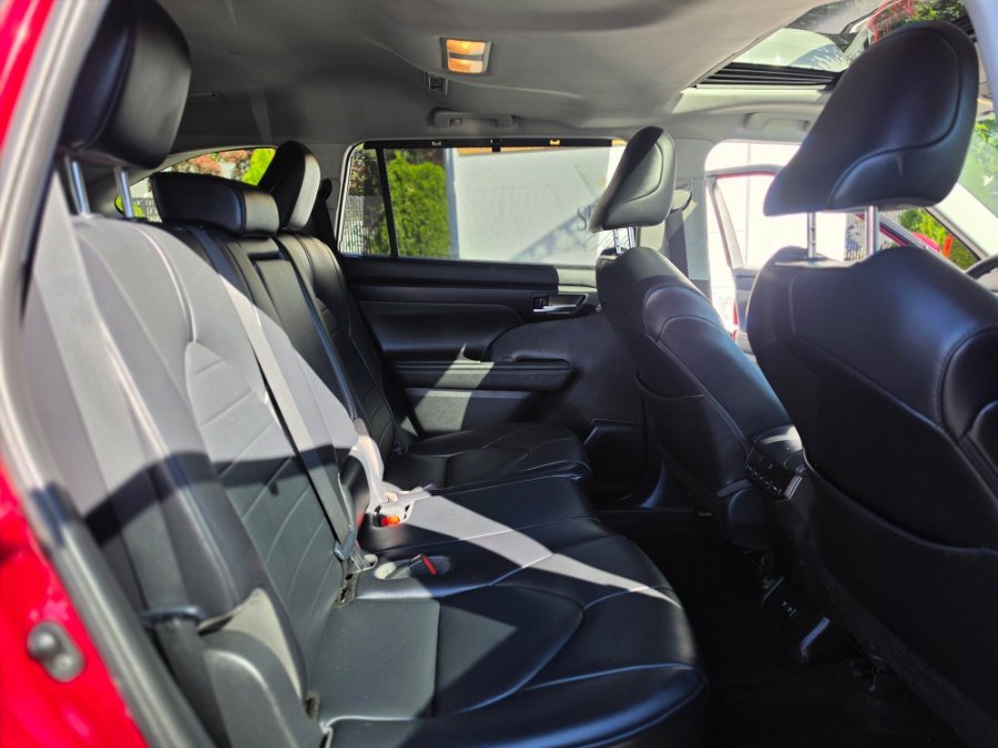 Used 2021 Toyota Highlander XLE AWD/4WD image 33