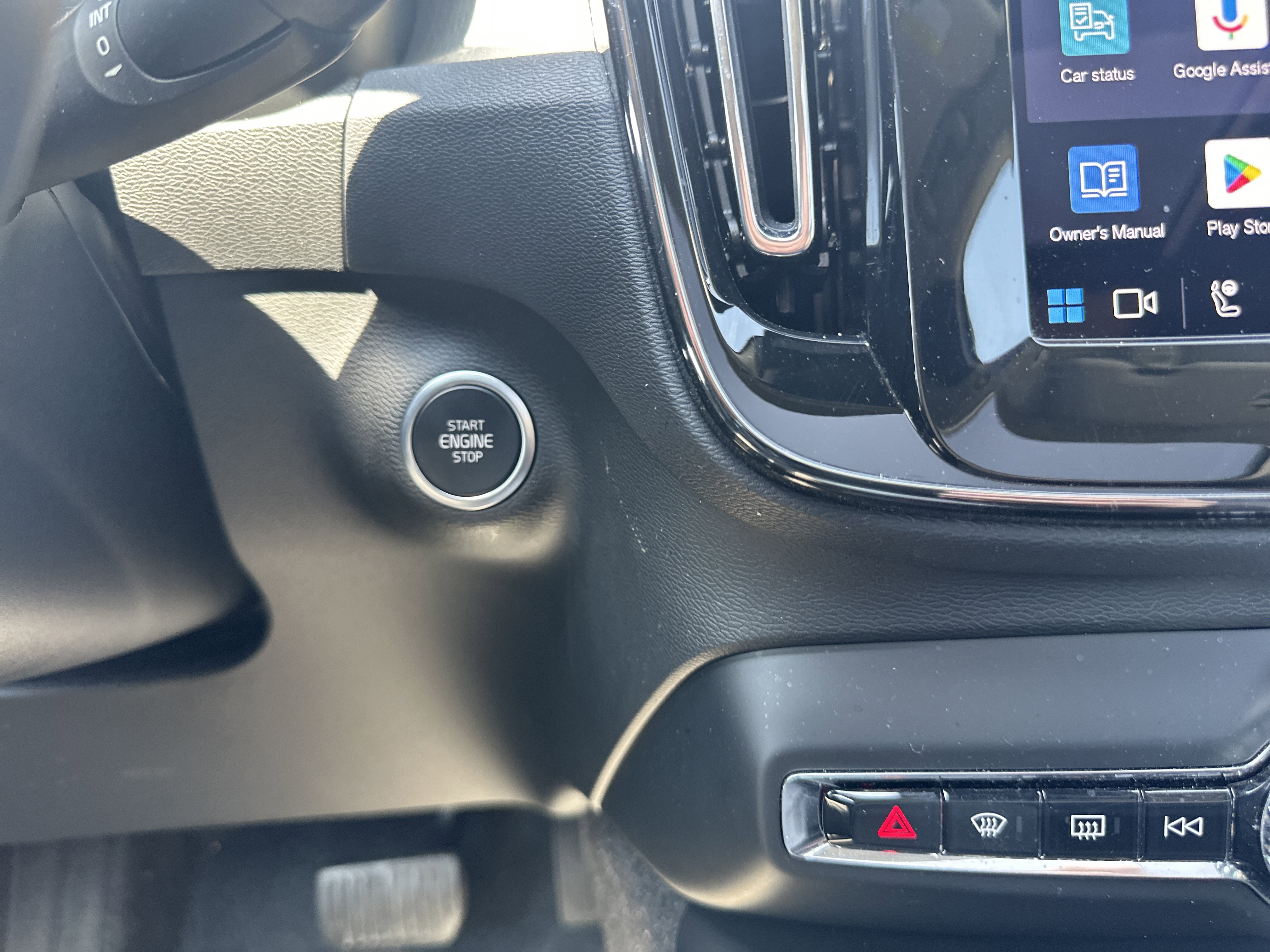 Used 2025 Volvo XC40 B5 Core image 25