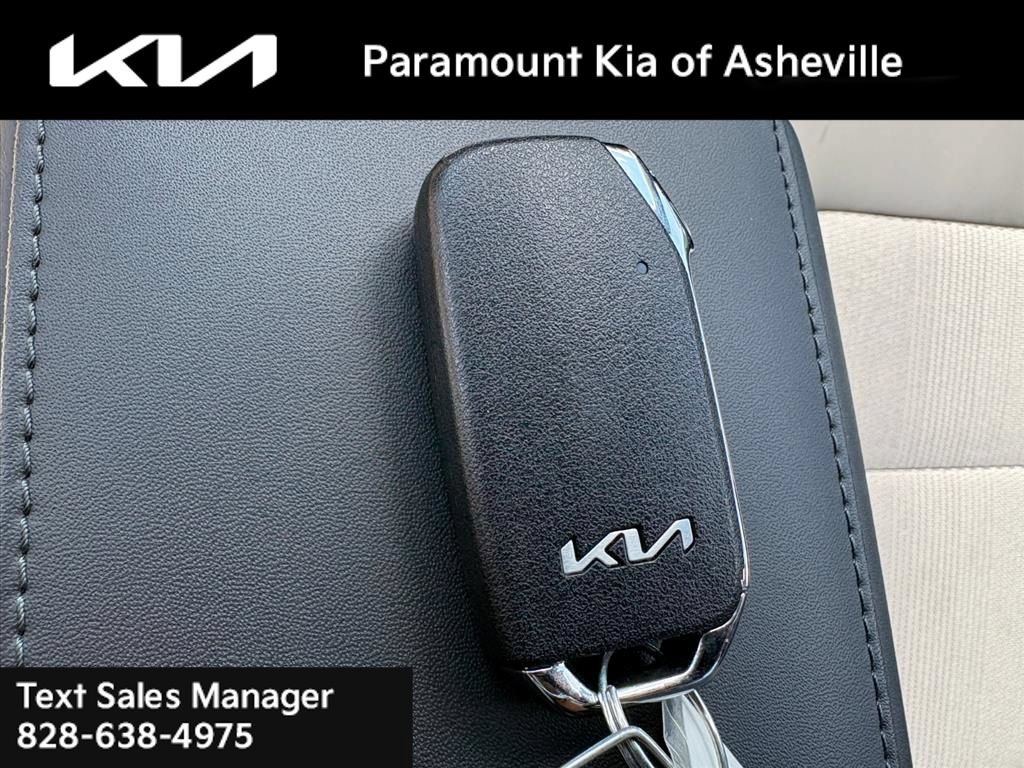 Certified 2025 Kia Niro EX FWD image 28