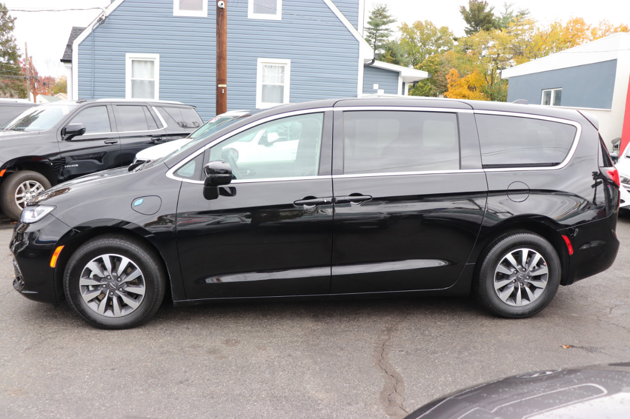 Used 2024 Chrysler Pacifica Limited image 2