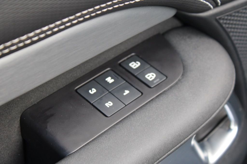 Certified 2025 Land Rover Discovery Dynamic SE image 15