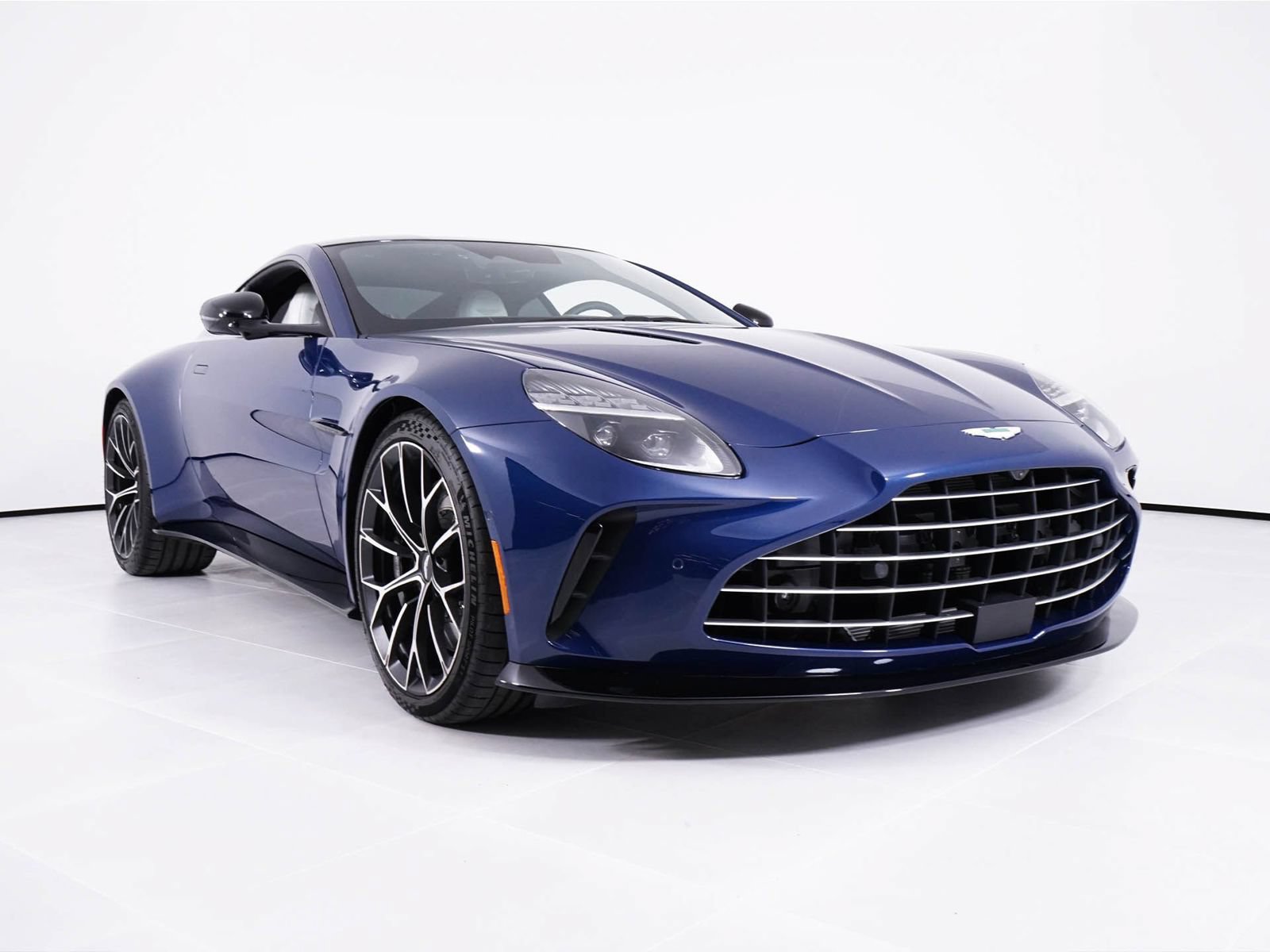 Used 2025 Aston Martin V8 Vantage Coupe RWD image 17
