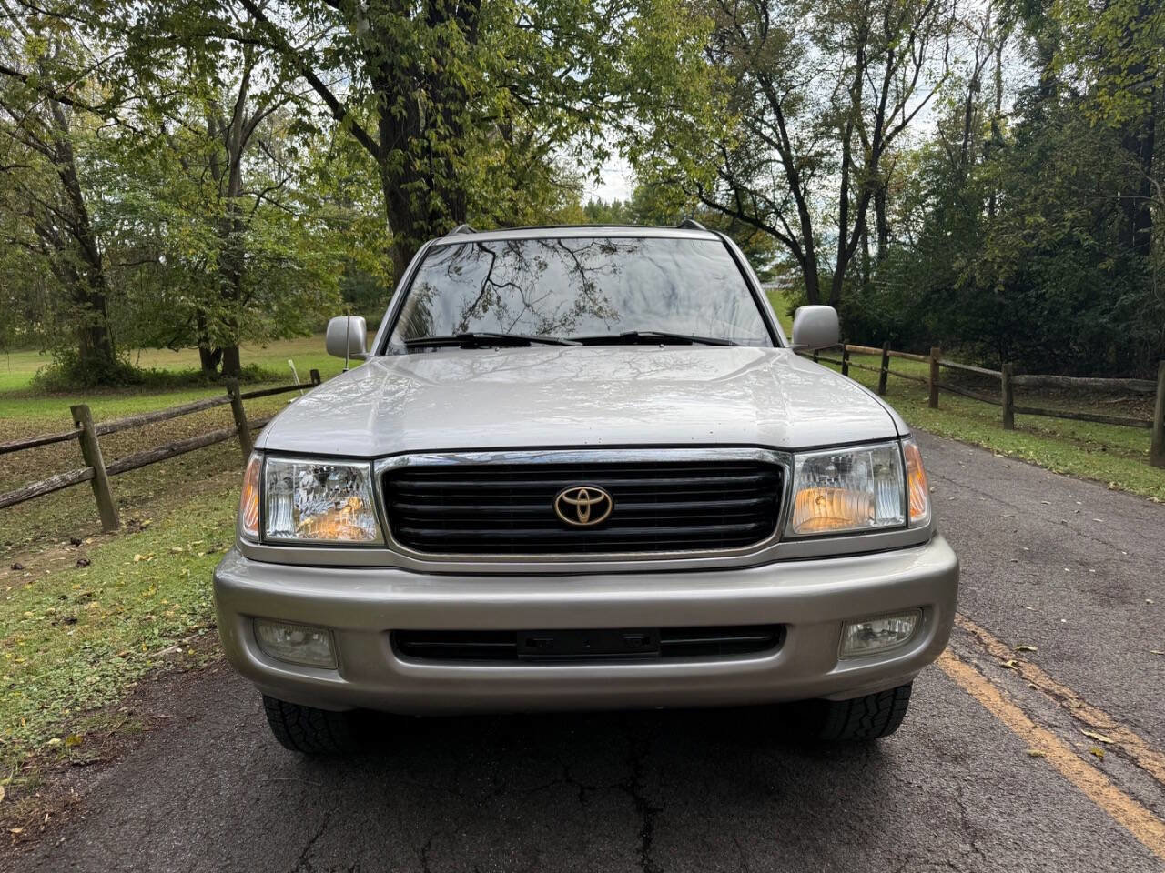 Used 2000 Toyota Land Cruiser Base AWD 4dr SUV image 3